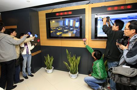 “A08-03”地塊以11.9億元成交,大批媒體記者到場采訪。 早報記者 趙昀 圖